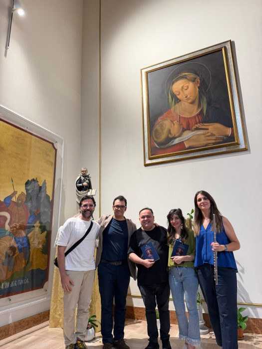 Stefano Franco con gli artisti ospiti e Padre Pino Di Nardo durante l’evento Le eccellenze del territorio alla Parrocchia Madre della Divina Provvidenza di Bari San Paolo